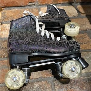 *NWOT* Iridescent & Metallic Roller Skates 🛼
